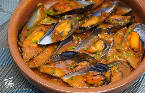 Plato de mejillones en salsa con perejil picado