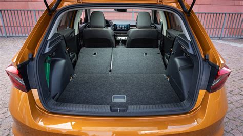 Imagen del maletero del Skoda Fabia mostrando el doble fondo y los ganchos de sujeción