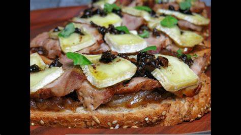 Tostas de solomillo con cebolla caramelizada y queso de cabra