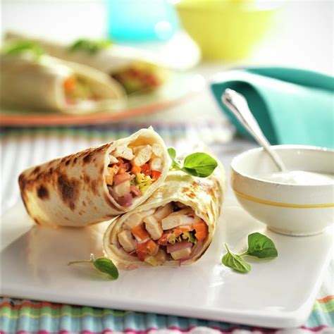 Fajitas rellenas de falafel, aguacate, pimiento y salsa de yogur