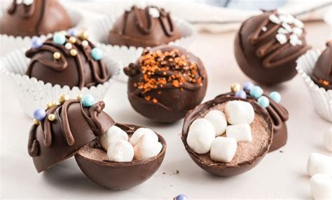 Bombas de chocolate individuales recién horneadas