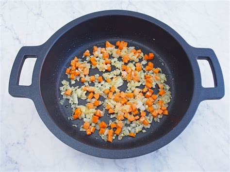 verduras cortadas para guiso: cebolla, pimientos, zanahoria, calabacín