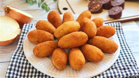 Ingredientes principales para croquetas de patata: patatas, morcilla, cebolla confitada