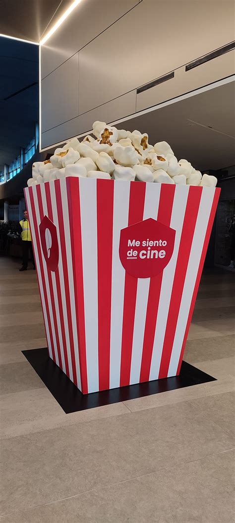 Cubo de palomitas gigante en un cine