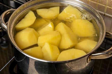 Coliflor y papas cocinándose en una olla