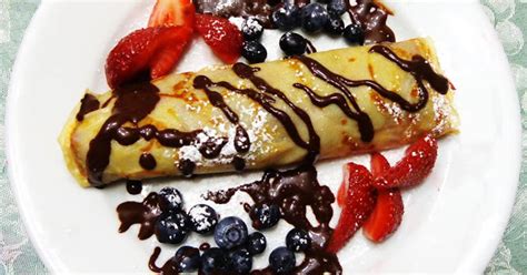 Crepes con sirope de chocolate, frutos rojos y menta