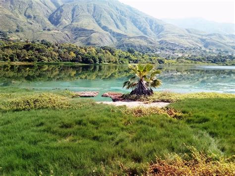 Indígenas venezolanos recolectando sal de la laguna de Urao