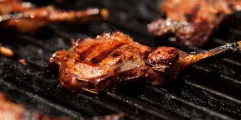 Churrasquitos de cordero cocinados a la parrilla