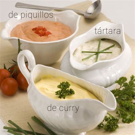 Variedad de mayonesas aromatizadas listas para servir