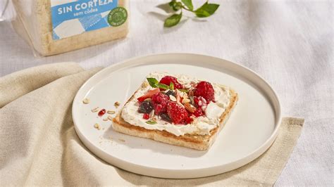 Tostada con queso crema, frutos rojos y nueces