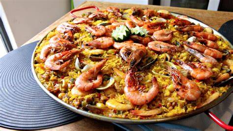 paella española tradicional servida en una mesa
