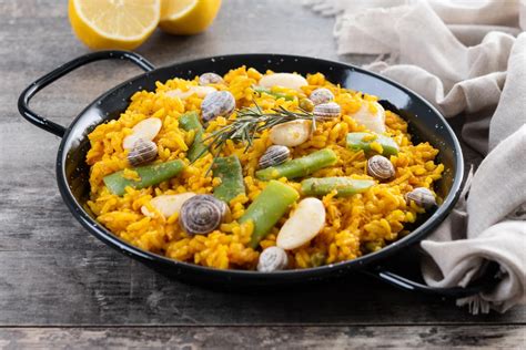 detalle del arroz de paella cocinándose a fuego lento