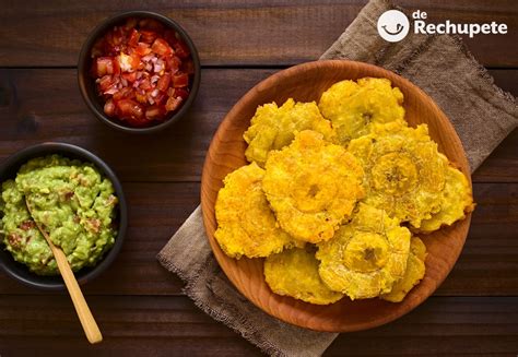 Rodajas de plátano macho listas para hornearse como patacones.
