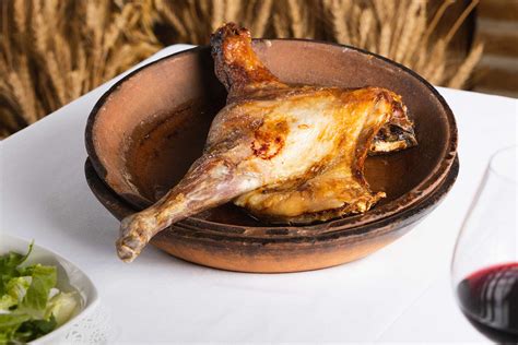 Plato de lechazo asado típico de Aranda de Duero