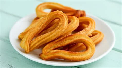 Churros de patata con salsa brava
