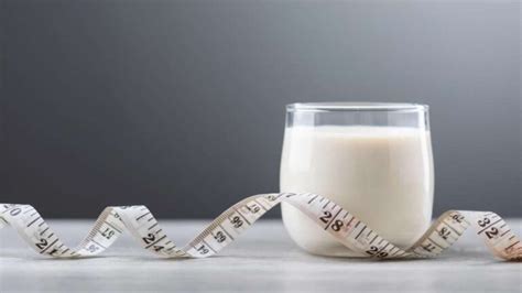 Infografía comparando calorías de leche entera, descremada y con chocolate