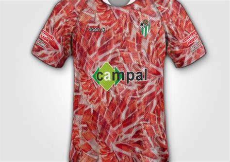 Camiseta del CD Guijuelo con estampado de jamón