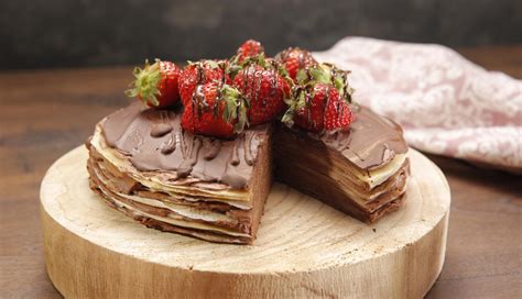 Pastel de crepes con fresas y nata