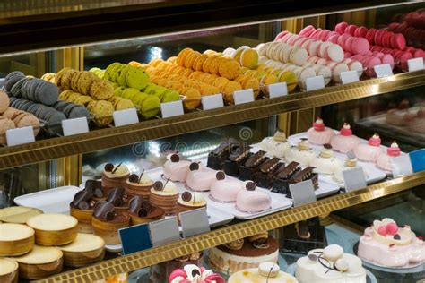 Interior de una panadería tradicional con dulces y pasteles expuestos