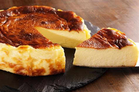 La tarta de queso vasca con su característico exterior dorado y cremosidad interior