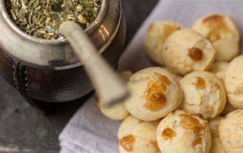 Chipa keto en una sartén con una taza de mate