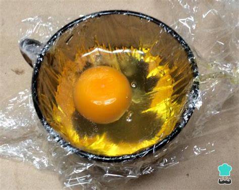 Huevos poché en film de plástico
