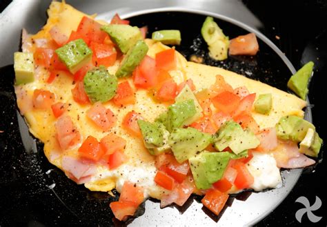 Ingredientes para tortilla de jamón, tomate y mozzarella