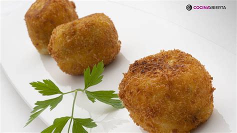 Proceso de rellenado y cerrado de las bolas de patata