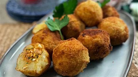 Bolitas de patata rebozadas y fritas hasta quedar doradas