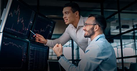 Personas invirtiendo en línea