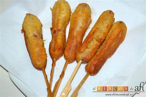 Corn dogs recién fritos en papel absorbente