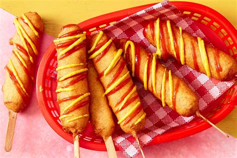 Variantes de corn dogs con diferentes toppings