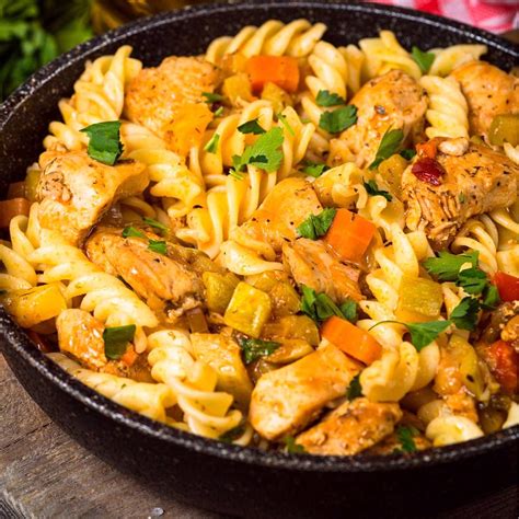 Pechuga de pollo con orzo y verduras frescas