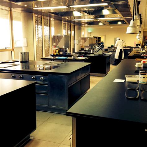 Interior de las cocinas de Basque Culinary Center con estudiantes trabajando en postres