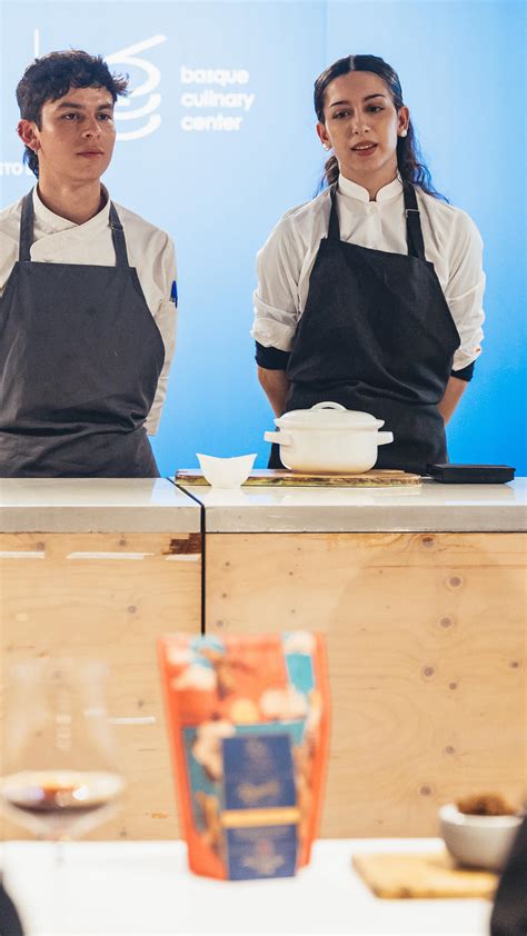 Estudiante de Basque Culinary Center presentando un postre emplatado