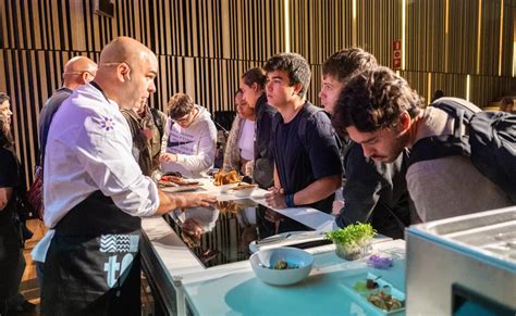 Equipo de estudiantes de Basque Culinary Center colaborando en la creación de postres