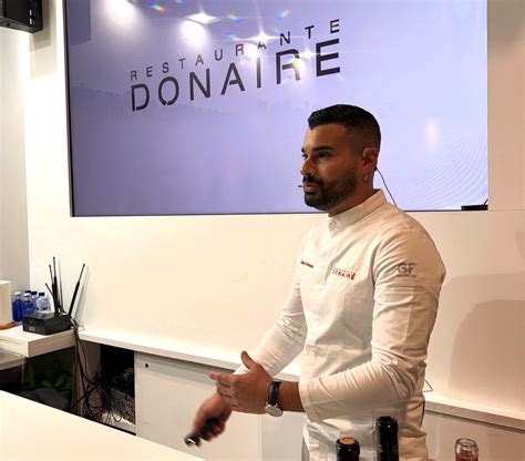 Jesús Camacho realizando una demostración de postres contemporáneos
