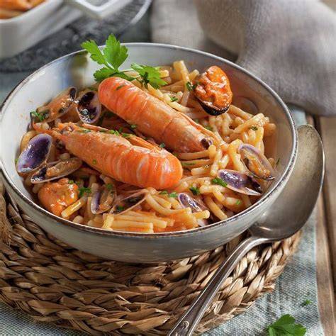 Fideuá de marisco con cigalas y almejas