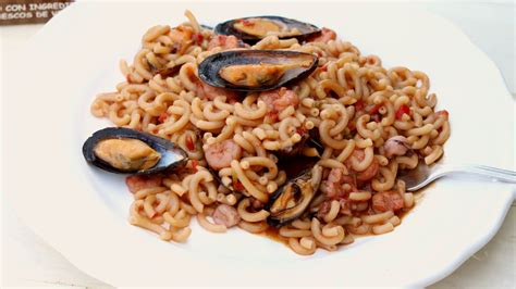 Fideuá con gambas y chipirones recién hecha