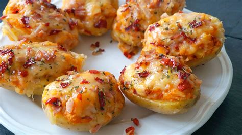 Patatas rellenas de bacon, queso y nata en una fuente para horno