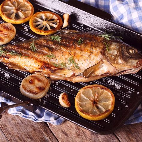 Pescado a la plancha en una sartén con papel de horno