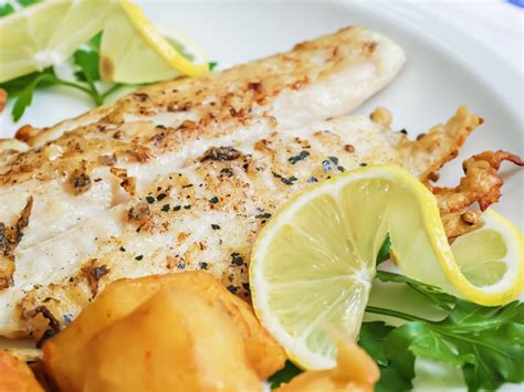 Plato de merluza a la plancha con patatas y limón