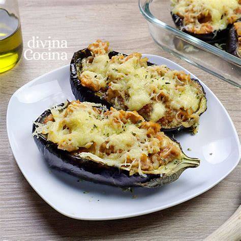 Berenjenas rellenas con almendras y verduras sobre una mesa de madera rústica
