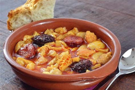 Plato de callos a la madrileña en una cazuela de barro