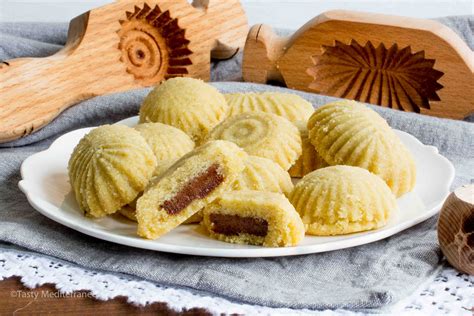 Galletas Maamoul con diferentes rellenos y decoraciones