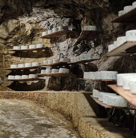 Interior de una cueva de maduración de Queso Cabrales