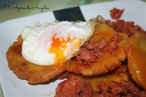 Plato de tortos de maíz con huevos revueltos y salsa de Cabrales