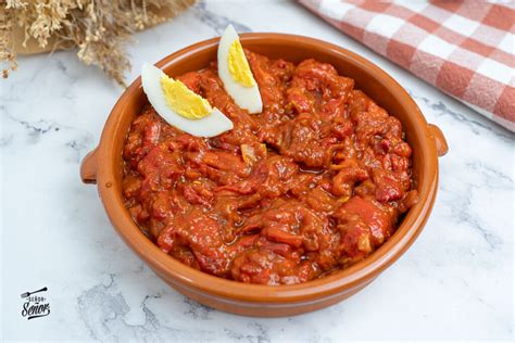 Asadillo manchego con pimientos rojos y crujiente de cebolla