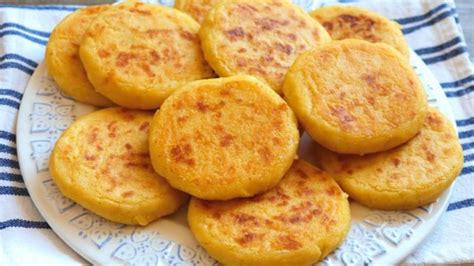 Tortitas de plátano verde rellenas de queso