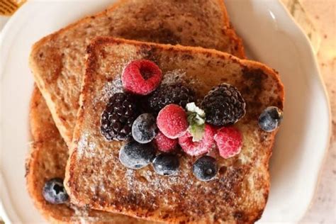 Tostadas de pan proteico con frutos rojos y plátano